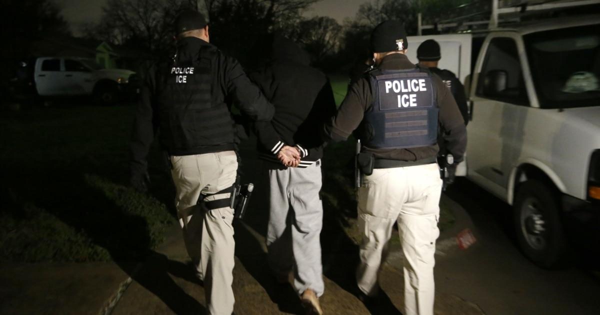 Quy trình hạ thấp rọ đá bằng cần cẩu xuống đáy sông đòi hỏi sự tỉ mỉ và chính xác cao